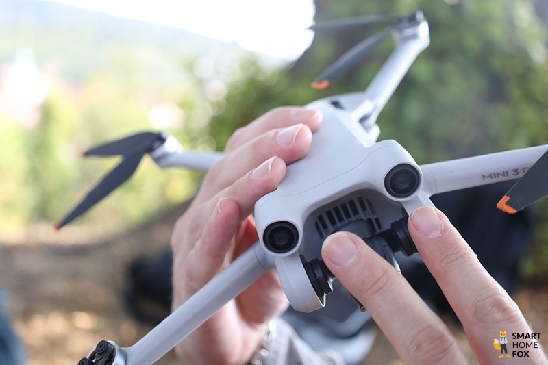 Die zwei Augen auf der Vorderseite der DJI Mini 3 Pro sind die vorderen Hindernissensoren.